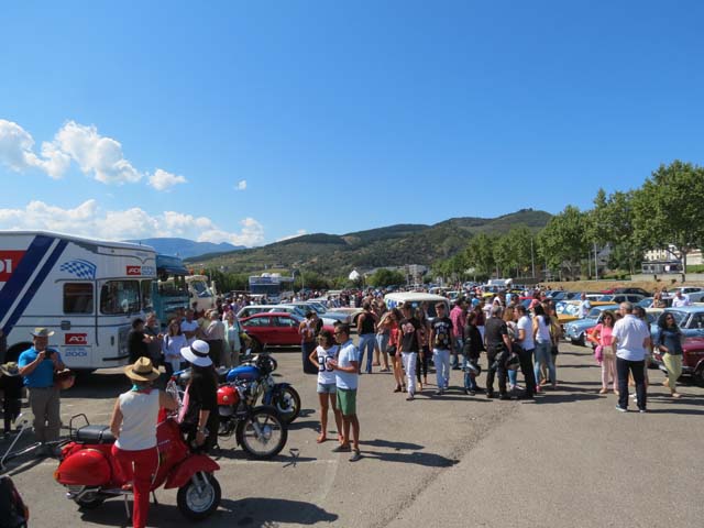 El atractivo de esta fiesta consiste en mezclar clásicos pesados, turismos y motocicletas.